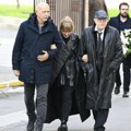 Vesna Trivalić jeca od bola na sahrani: Pridržavaju je Irfan Mensur i muž koji se retko pojavljuje u javnosti (foto)