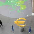 Različiti putevi Feda i ECB oborili evro na petomesečni minimum