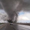 Strašan tornado u SAD! Izdata hitna upozorenja za građane: Odmah se sakrijte u podrume! (video)
