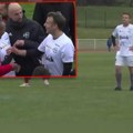 Hit snimak Makrona kako igra fudbal: Protivnik francuskom predsedniku proturio loptu kroz noge, ali usledio prljav potez…