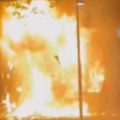 Zastrašujuća scena u Beogradu Vatra guta kladionicu (video)