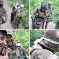 Tuku, ponižavaju, prete i šutiraju u glavu! Šok snimak sa ratišta - Rusi se iživljavaju nad zarobljenicima