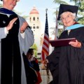 Diplomu čekala od Drugog svetskog rata Penzionerka (105) magistrirala na fakultetu nakon 80 godina (foto/video)