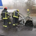 Auto izgoreo do neprepoznatljivosti, vatra oštetila još jedan automobil: Velika drama u Ćupriji, vatrogasci lokalizovali…