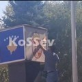 Grbovi Srbije i opštine Kosovska Mitrovica prelepljeni grbom Kosova