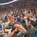 Novi haos u Areni: Navijači Zvezde gađali košarkaše Budućnosti posle meča, štitili ih direktor Zvezde i doktor