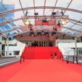 Crveni tepih sa Kanskog festivala prodaju za JEDAN EVRO po kilogramu: Zvezde su ga gazile, a sada će biti ovo