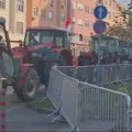 Počeo protest poljoprivrednika, traktori stigli ispred Banovine u Novom Sadu