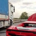 Ferari stao nasred puta, vozač nemoćno gledao u haubu - ljudi se krstili u čudu zbog prizora: "Dešava se i najboljima"