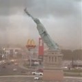 (Video) Svi gledaju u ovaj neverovatan snimak: Statua visoka 24 metra pada kao list: Olujni vetrovi srušili kopiju Kipa…