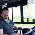 (Video) Slavko je mladi vozač na liniji 706E i TikTok zvezda sa milionskim pregledima! Putnicima se ozari lice kada ga vide, a…