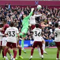 Pojavio se dokaz: Arsenal cele sezone faulira golmana, a samo njega spasao VAR