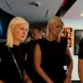 Ćerke Andrije Bajića stigle na komemoraciju. Obe u crnom od glave do pete, načisto slomljene od bola, sinovi se sve vreme ne…