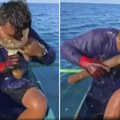 Hobotnica skočila na lice ribara i ne pušta ga: Uznemirujući snimak sa mora usijao mreže (video)