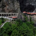 Ovaj manastir visi nad provalijom na "Crnoj planini": Svecima na freskama nedostaju oči, a razlog je bizaran