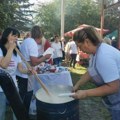 Ježevica u znaku tradicije i kačamaka: Hiljade gostiju na saboru, Selaković sa meštanima spremao tradicionalno jelo