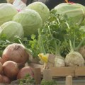 Na pijacama dobra ponuda sezonskih namirnica, priprema zimnice u toku