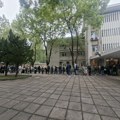 Veliki redovi ispred birališta širom Srbije, gužve i u Vranju