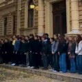 Novi Sad: Učenici Gimnazije "Jovan Jovanović Zmaj" dočekali suspendovane profesore