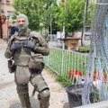 Kfor skupio bodljikavu žicu ispred zgrade Opštine u Zvečanu, ali je ograda ostala; Na KiM stiže 500 turskih specijalaca