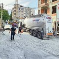 Cement se razleteo na sve strane: Prekrio automobile i kolovoz - zabelela se cela ulica nakon eksplozije creva na cisterni…