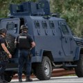 (VIDEO) Kosovska policija ispred zgrade u kojoj živi Milan Radoičić: Operacije u Kosovskoj Mitrovici, Zubinom Potoku i…