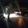 Drama na putu ka Zlatiboru Šest automobila jedan za drugim naletelo na ogromnu rupu, svima uništene gume na vozilima (foto)