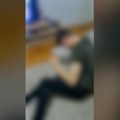 Stravičan snimak nasilja: Mladić brutalno pretučen u stanu: Jedan nasilnik ga šutira do besvesti, drugi sve snima: Scena…