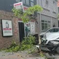 Vozač “bmw-a” izgubio kontrolu pa udario u parkirano vozilo u Dušanovoj ulici u Nišu