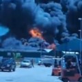Građanima naređeno da ne izlaze iz kuća Ugroženo 80.000 ljudi zbog požara u fabrici hemikalija, stravične scene u…