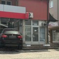 Bmw beogradskih tablica uleteo u banku, slike su neverovatne: Karambol u Tesliću