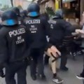 Policija EU brutalna i u Nemačkoj - žena dobila udarac u glavu čim je pokušala da se umeša VIDEO