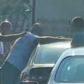 Drama u Surčinu Mladić napao policajca, pa progutao kesicu droge!