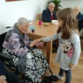 Osmesi i pesma mališana iz vrtića „Palčić” ulepšali dan bakama i dekama