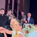 Oženio se političar Stefan Krkobabić: Mlada blista u beloj sirena venčanici: Zajedno plešu na podijumu i drže ćerku (Video)…
