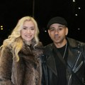 Pevač sa 21. godinu mlađom ženom na koncertu Nine Badrić: Lepa plavuša u bundi i sve vrvi od poznatih, Anabela Atijas stigla…