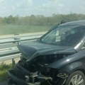 Drama na auto-putu za Čačak: Silovit udarac u bankinu kod isključenja za Lajkovac, vozilo potpuno smrskano