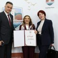 Vesni Nedeljković uručena Povelja Grada Novog Pazara za doprinos razvoju obrazovanja