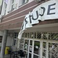 Na zgradi Silosa pocepan baner i oblepljene nalepnice protiv studenata Medicinskog fakulteta