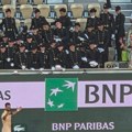 Neviđeno ludilo na RG: Vojnici došli na tribine, tražili selfi sa Novakom, davali šešire da im se potpiše
