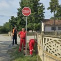 Nova saobraćajna signalizacija u zoni OŠ “Sreten Mladenović” u Lužnicama (FOTO)