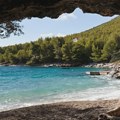 (VIDEO) Ženi pozlilo na plaži na Hvaru, helikopterom hitno prevezena u bolnicu