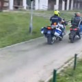 Filmska jurnjava kroz blokove: Policajac na motoru i vozač skutera jurili se kroz prolaze od zgrada na Novom Beogradu (video)
