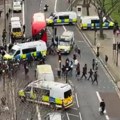 Haos tokom protesta u Londonu: Napali policiju, gađali ih zaštitnim ogradama - Jače mere bezbednosti tokom praznika (video)