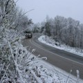 Na pojedinim putevima ima snega do 5 cm, ne kretati na put bez zimske opreme