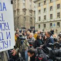 Protest ispred Apelacionog suda: "Za Slavka, za nas kojima su izbili dah" (VIDEO)