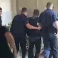 Drama na suđenju urošu blažiću! Roditelji skočili na monstruma Ubicu policajci izvlače iz zgrade (video)