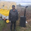 Pogled na Mileta rasplakao njegove komšije, donose mu hranu, zagrle ga: Ostao sam i bolestan, greje se napolju
