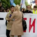 „Gospođa 2.0 koja želi da ide kući“: Žena upala u direktan prenos s protesta, pokušala da se probije kroz čelo kolone…