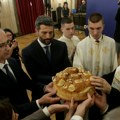 (Video): Lomljenje česnice u Starom dvoru: Šapić, Macut i Porfirije prisustvovali nastavku ceremonije proslave Spasovdana
